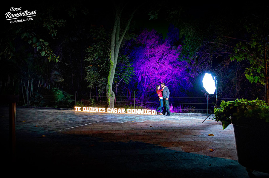 fotografias durante cena romantica en guadalajara